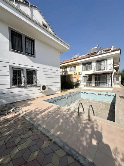 Villa Mit Pool Auf Einem Grundstück Im Stadtteil Fethiye Akarca