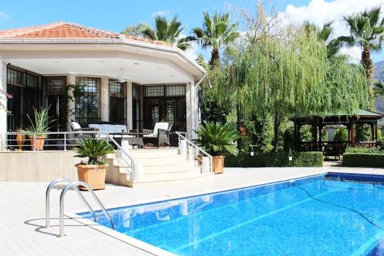 Köyceğiz'de Satılık 1458 M² Arsa İçerisinde Havuzlu Lüks Villa